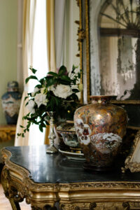 vintage vase, vintage mirror, flowers on the table, white roses on the table in a vase, bouquet of white roses